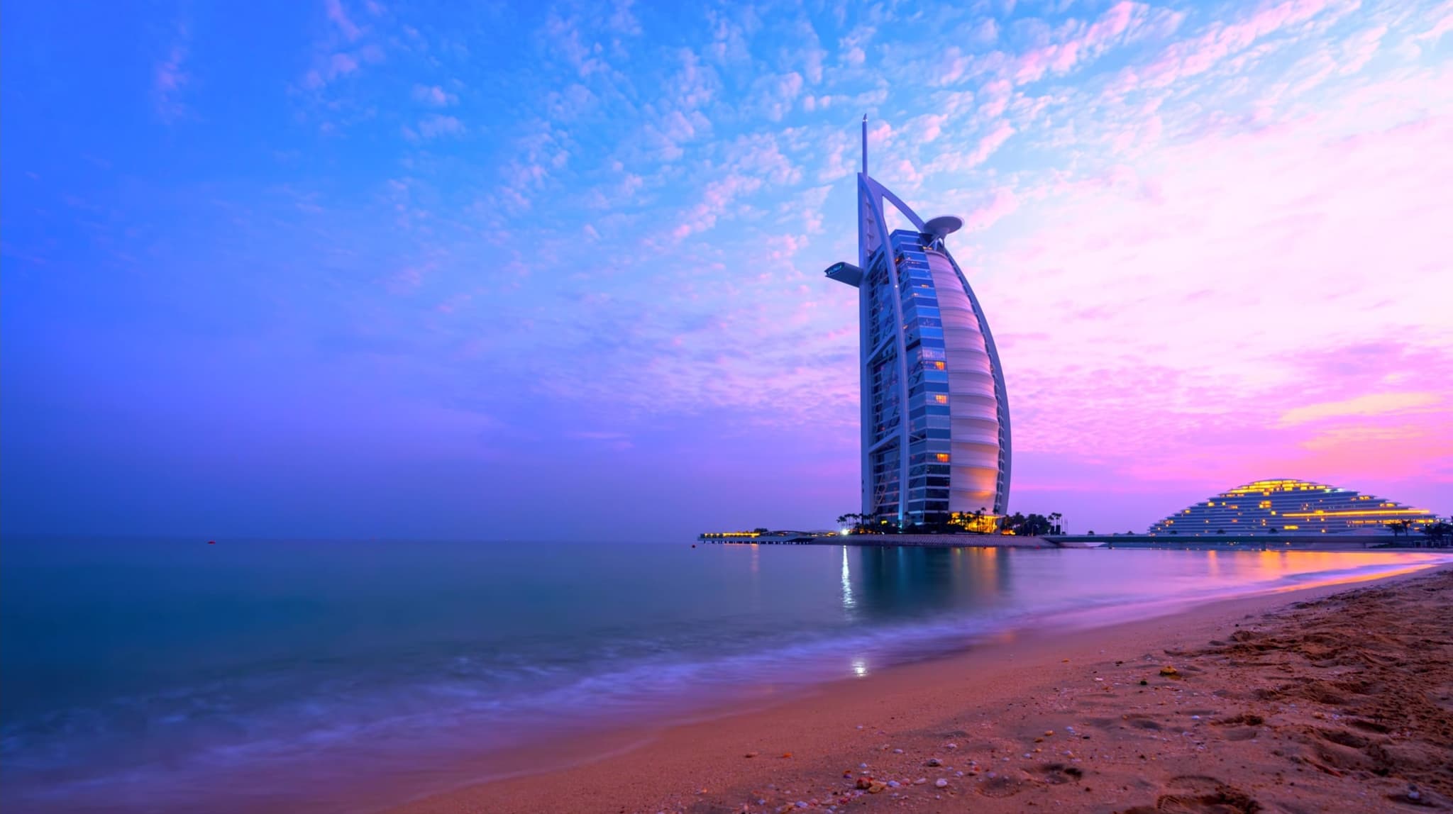 Vue aérienne de Dubaï au coucher du soleil — arrière-plan Kyora International